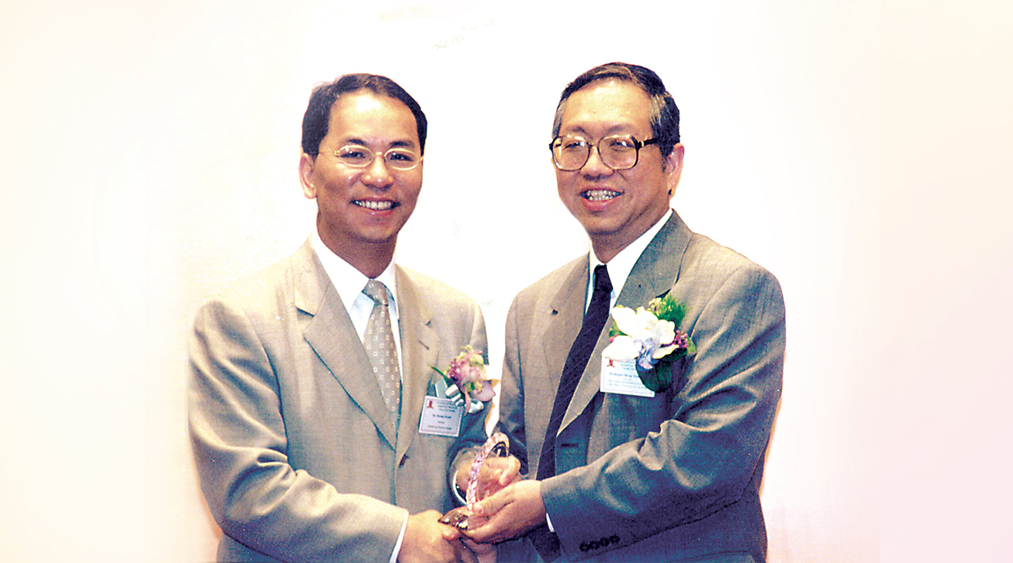 Bankee receives from renowned mathematician and director of CUHK’s Institute of Mathematical Sciences, Prof. Yau Shing-tung, a souvenir in appreciation for his establishing the ‘Bankee Kwan Fellowships for Mathematics Studies’ in September 2001 to subsidize doctoral students in mathematical research <em>(courtesy of interviewee)</em>