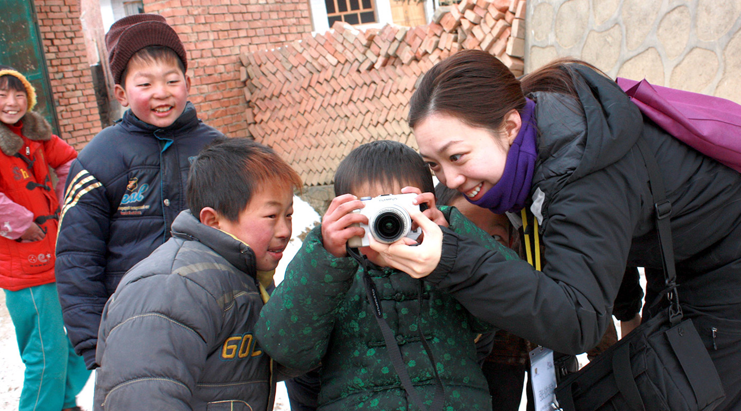 Having fun with kids after a community disaster relief session for a snow disaster in Gansu province