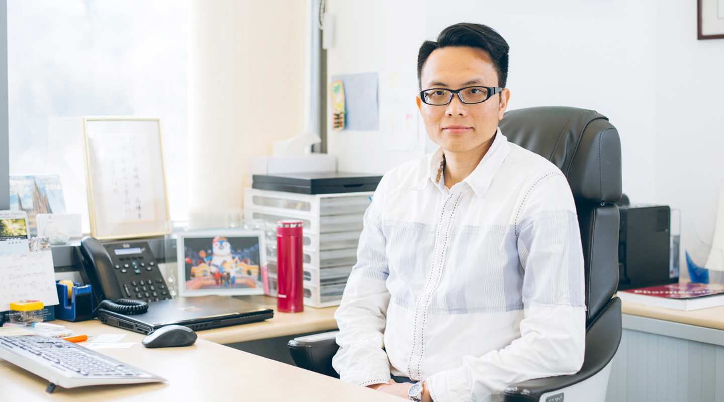 Prof. Alfred Cheng guides Professor Yip in his work by identifying which genes are specific to liver cancer