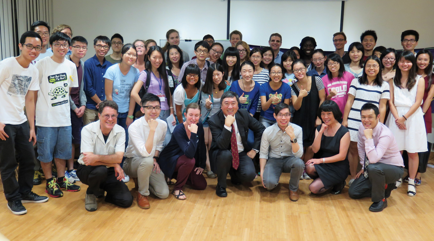 Professor Sung, the Vice-Chancellor, poses for a photo with the students and staff of the ELTU at a Social Meetup session
