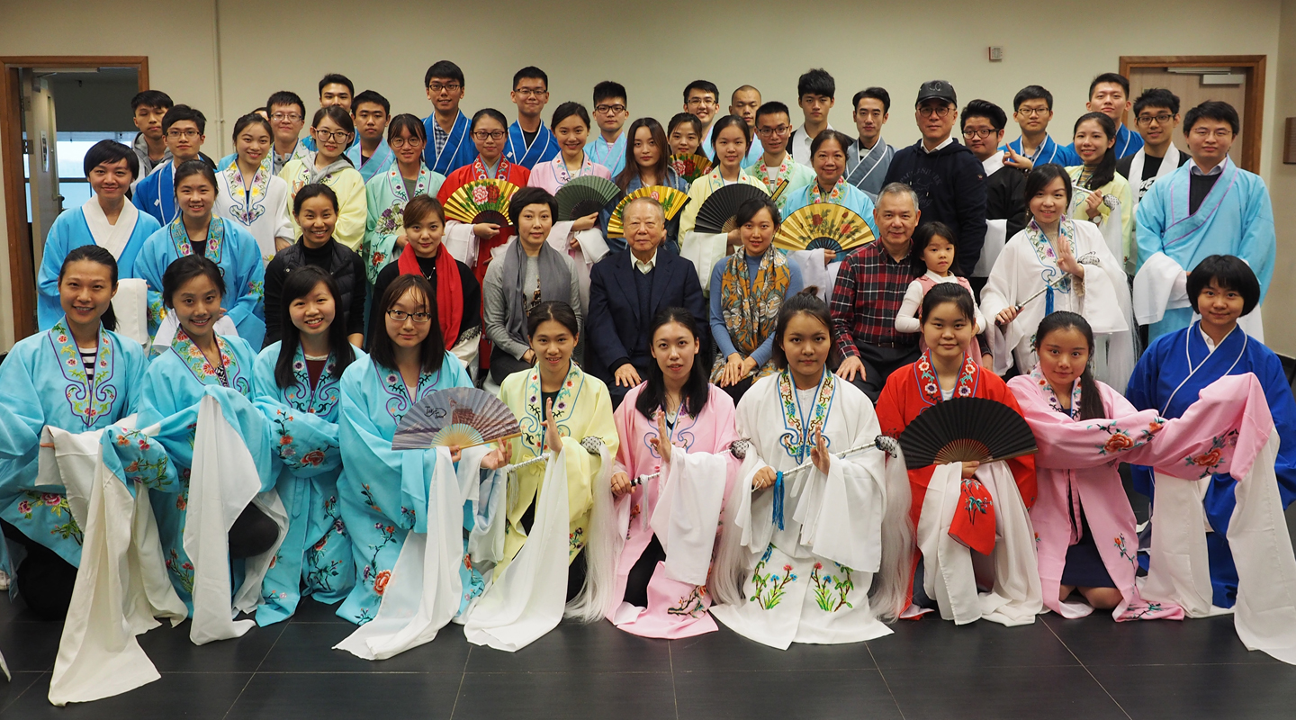 Class of fall 2017. In the 2nd row, 3rd to 8th from left are College Development Officer Ms. Eunice Lee, Kunqu instructor Ms. Shi Xiaojun, director of training and performance of the Shanghai Theatre Academy Ms. Han Tingting, College Patron Dr. Lee Woo-sing, Peking opera instructor Ms. Zheng Shuang and Associate Master of the College Prof. Yam Yeung