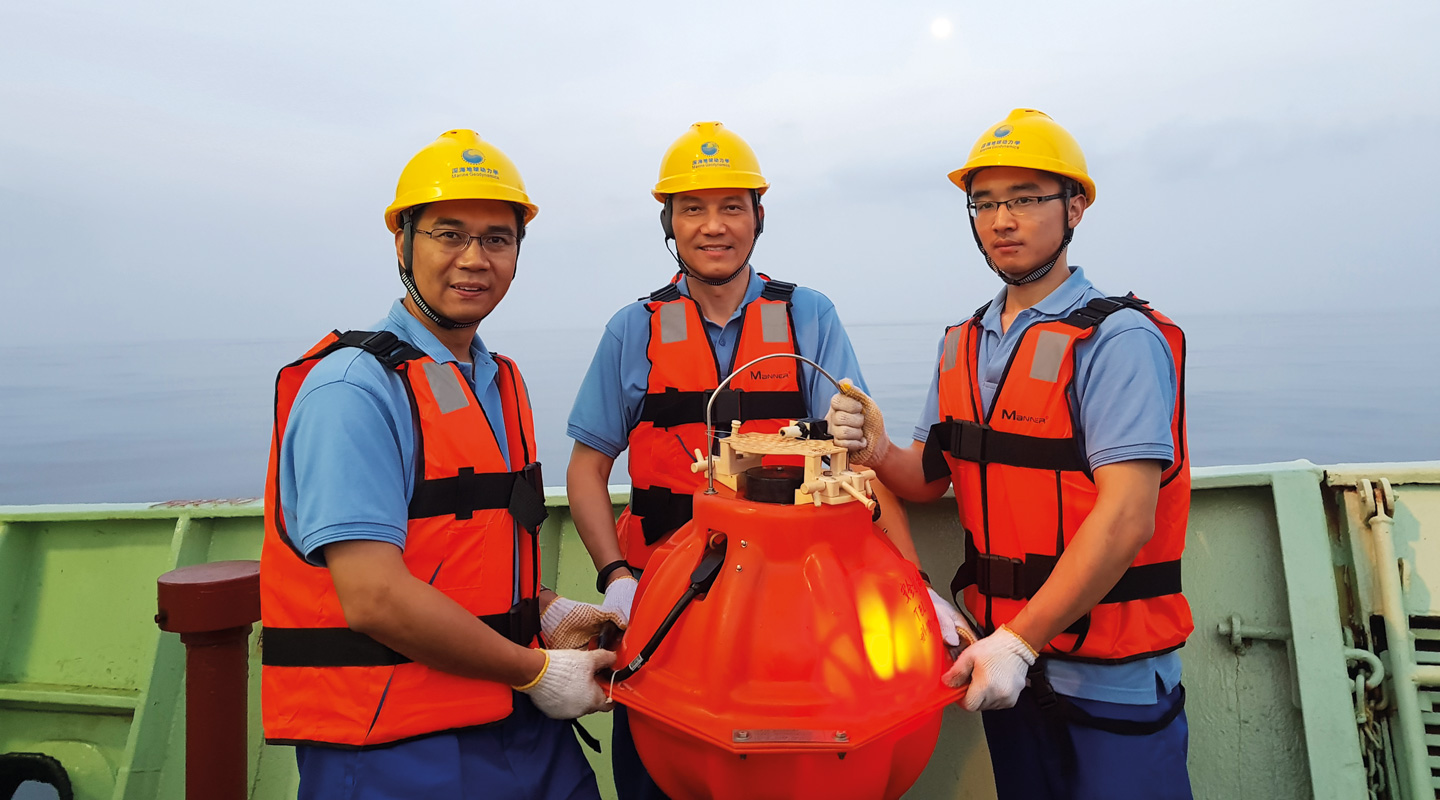 楊宏峰教授<em>（左）</em>在印度洋莫克蘭海溝投放海底地震儀，勘察海床地勢

