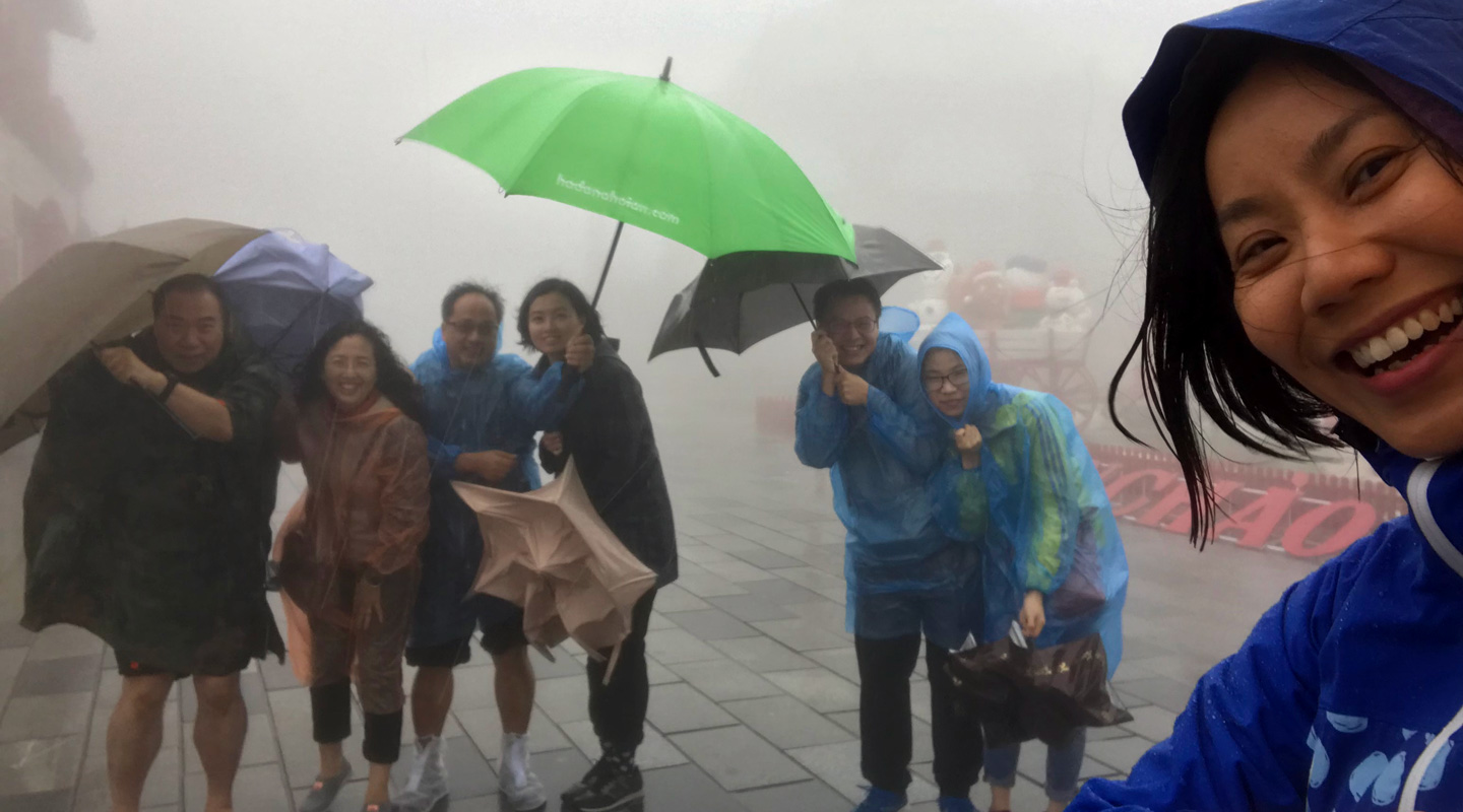 十五位和聲同事同遊越南峴港四天。期間驟雨狂風，真正是風雨同路