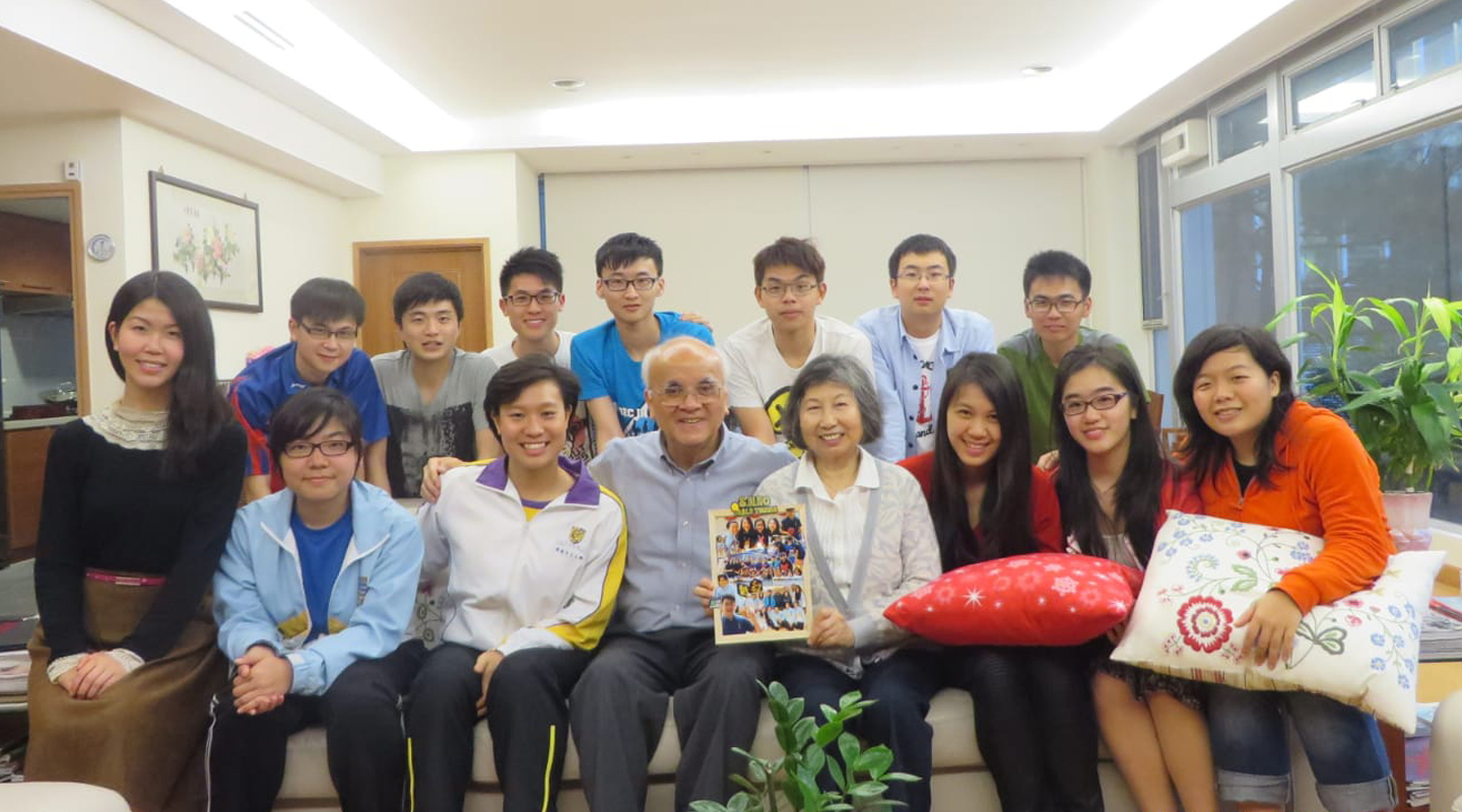 Rachel Leung (3rd left, front row) with Prof. Samuel S.M. Sun and his wife (4th and 5th left, front row) as well as students of S.H. Ho College <em>(courtesy of Rachel Leung) </em>