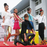 逸夫學生在百萬大道舉行盛大的時裝表演，以誌院慶，學生化身模特兒，於天橋上展新裝。