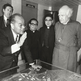 1973年李卓敏校長向到訪嘉賓聖公會坎特伯里大主教藍賽講述大學的發展