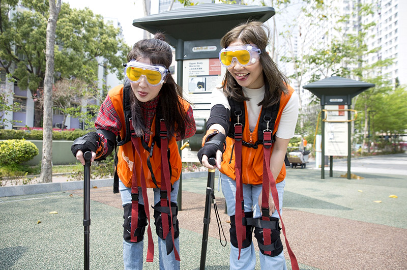 Eldpathy holds elderly-themed experiential events, where younger participants put on special garment to simulate the aging experience and feel the elderly’s movement restrictions <em>(Source: HK01)</em>