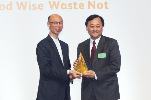 Prof. Benjamin Wah, CUHK Provost, receiving the award from Mr. Wong Kam-sing, Secretary for the Environment