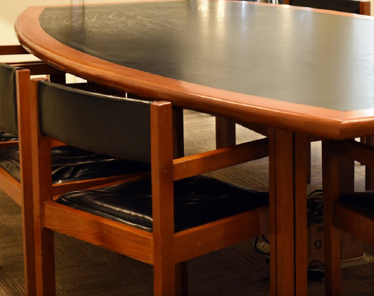 已使用超過三十年的會議桌和椅子（資訊處職員攝）