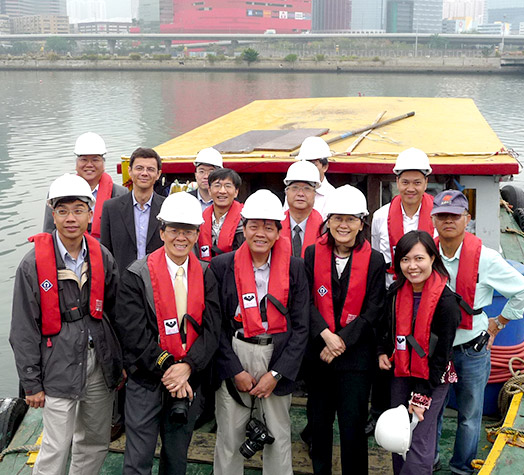 <em>Lam Kin-che, former chairman of the Advisory Council on the Environment, visiting the seriously polluted Kai Tak Nullah</em>