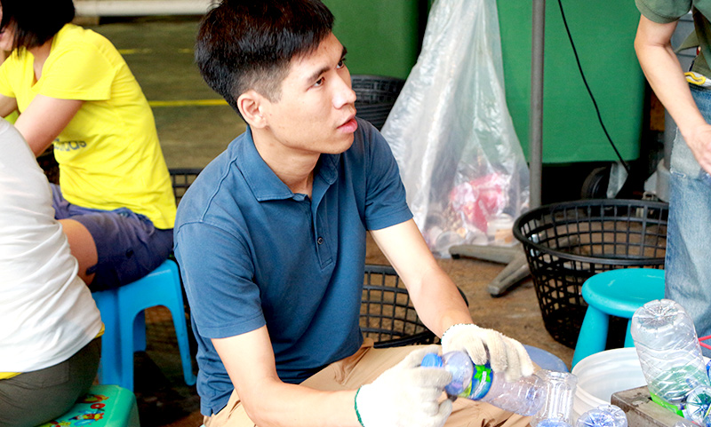 <em>Volunteering at the Kowloon Bay Waste Recycling Centre</em>