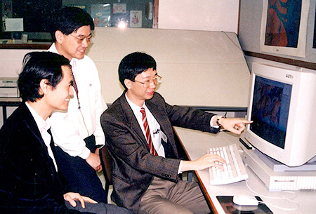 <em>馮通教授</em>（右）<em>、梁怡教授</em>（左）<em>與梁廣錫教授</em>（中）<em>早在1993年已開展合作，建立能準確監察和分析香港環境改變的智能地理訊息系統</em>