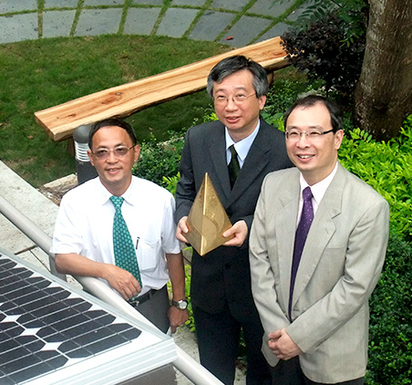 <em>Professor Fung holds the 2009 HKAEE gold award in the company of the then Director of Estates Management Mr. Benny Tam </em>(left)<em> and Prof. Chu Lee-man</em> (right)