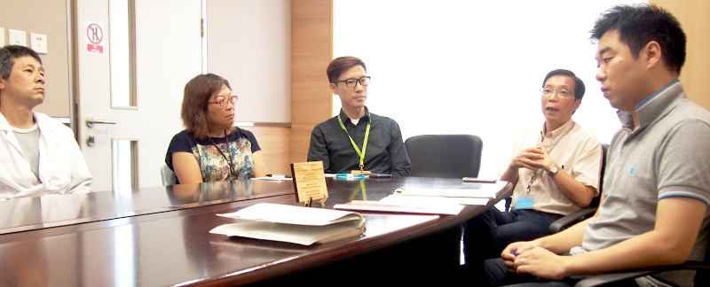 <em>Joe Law</em> (first from right)<em>, Project Coordinator of ‘Waste Wise Waste Less @ CUHK’, collects feedback from members of the Faculty of Medicine</em>