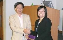 Prof. Ngai Ngan-pun (left), chairperson of the Committee Against Sexual Harassment, presenting a souvenir to Ms. Cynthia Lam of the EOC