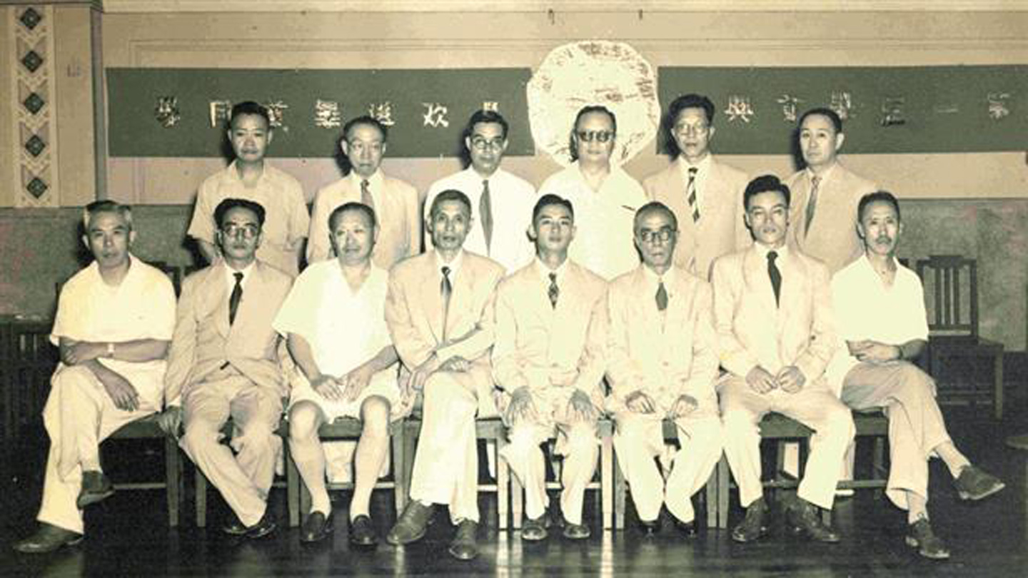 Professor Yu <em>(4<sup>th</sup> right, front row)</em> at New Asia College's first graduation ceremony