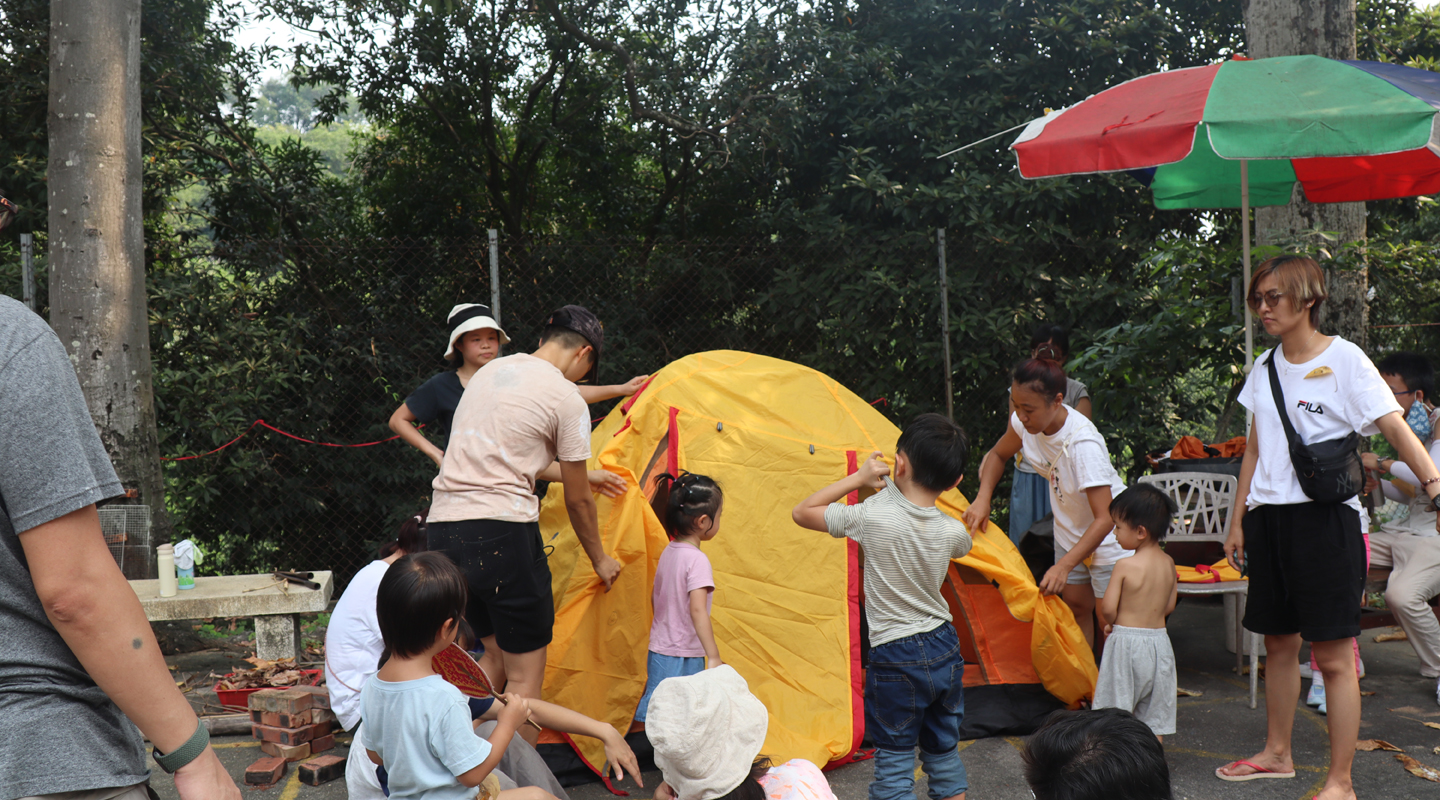 在「自然小兵團」活動中，孩子和父母一同搭建帳篷
