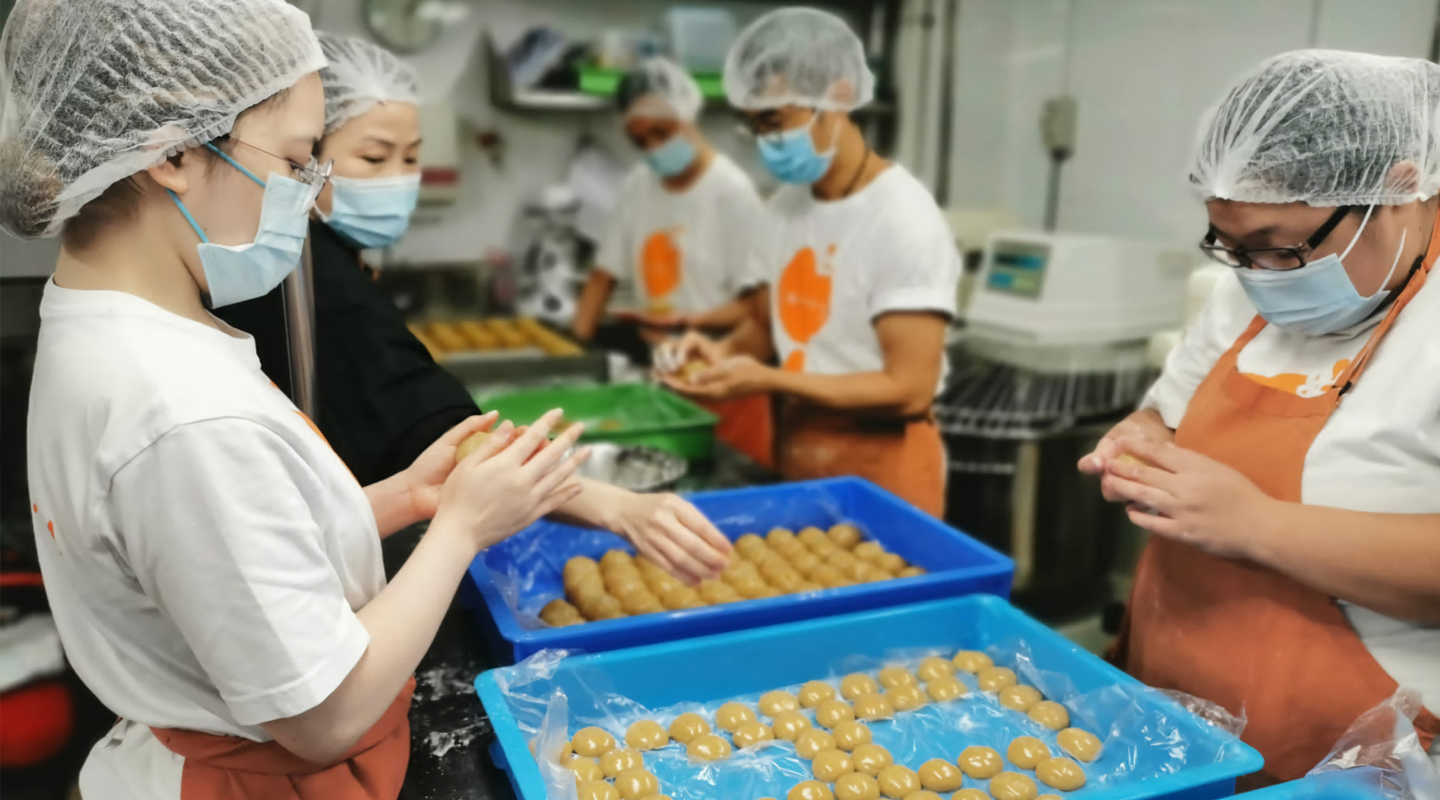 iBakery workers making mooncakes under chef’s instructions