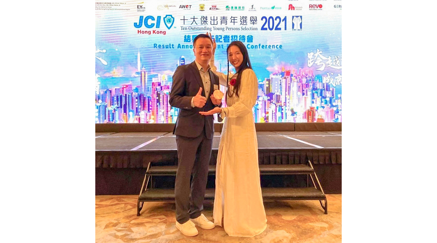 Vivian Kong was named one of the Ten Outstanding Young Persons this year at the nomination of Professor Yung. Kong expressed gratitude to him in her speech and brought along her the gold medal in the World Championship in 2019 to have a photo with Professor Yung <em>(courtesy of interviewee)</em>