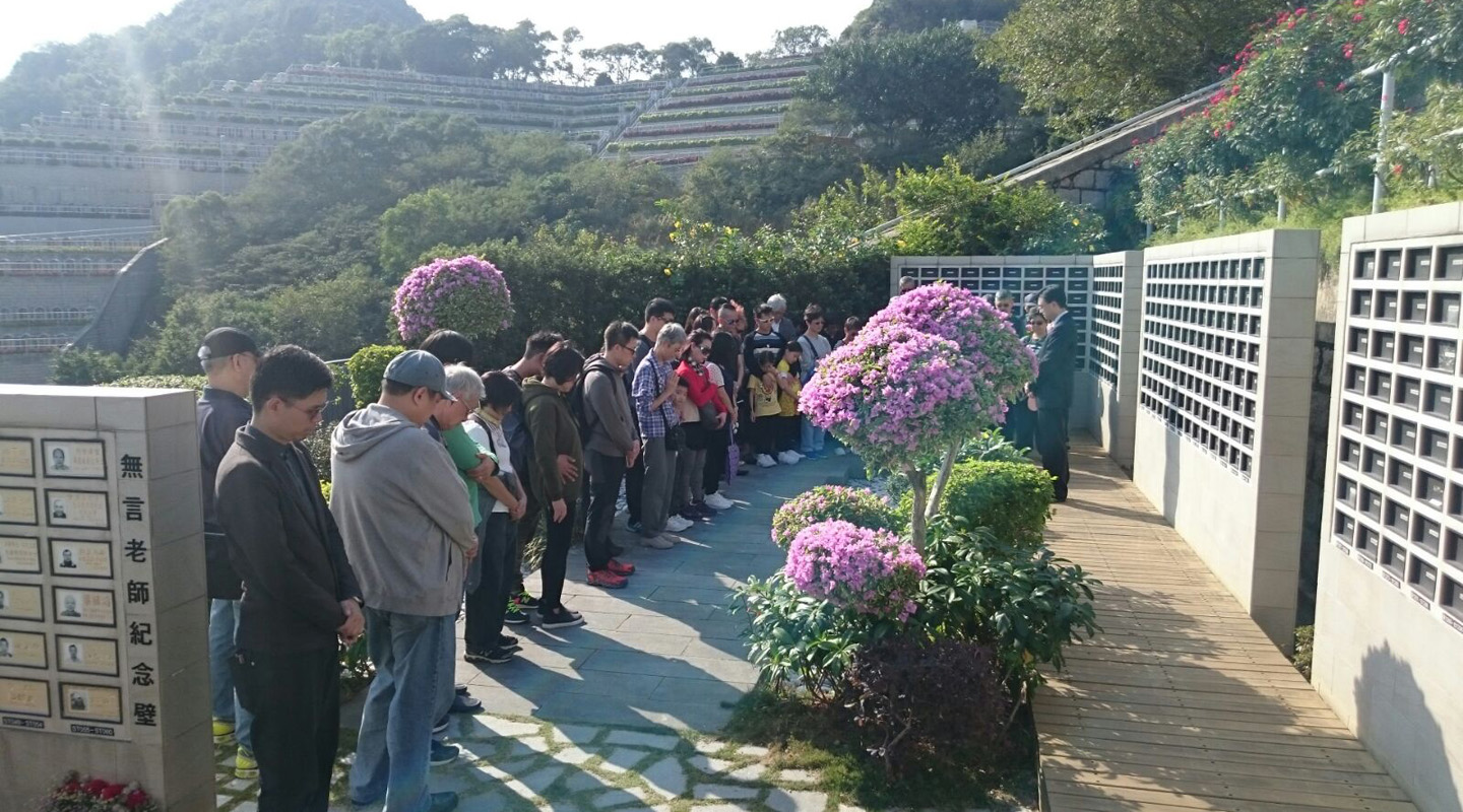 Professor Chan leading tributes to 14 Silent Teachers at the Junk Bay Chinese Permanent Cemetery in 2015 <em>(Photo by the Faculty of Medicine)</em>