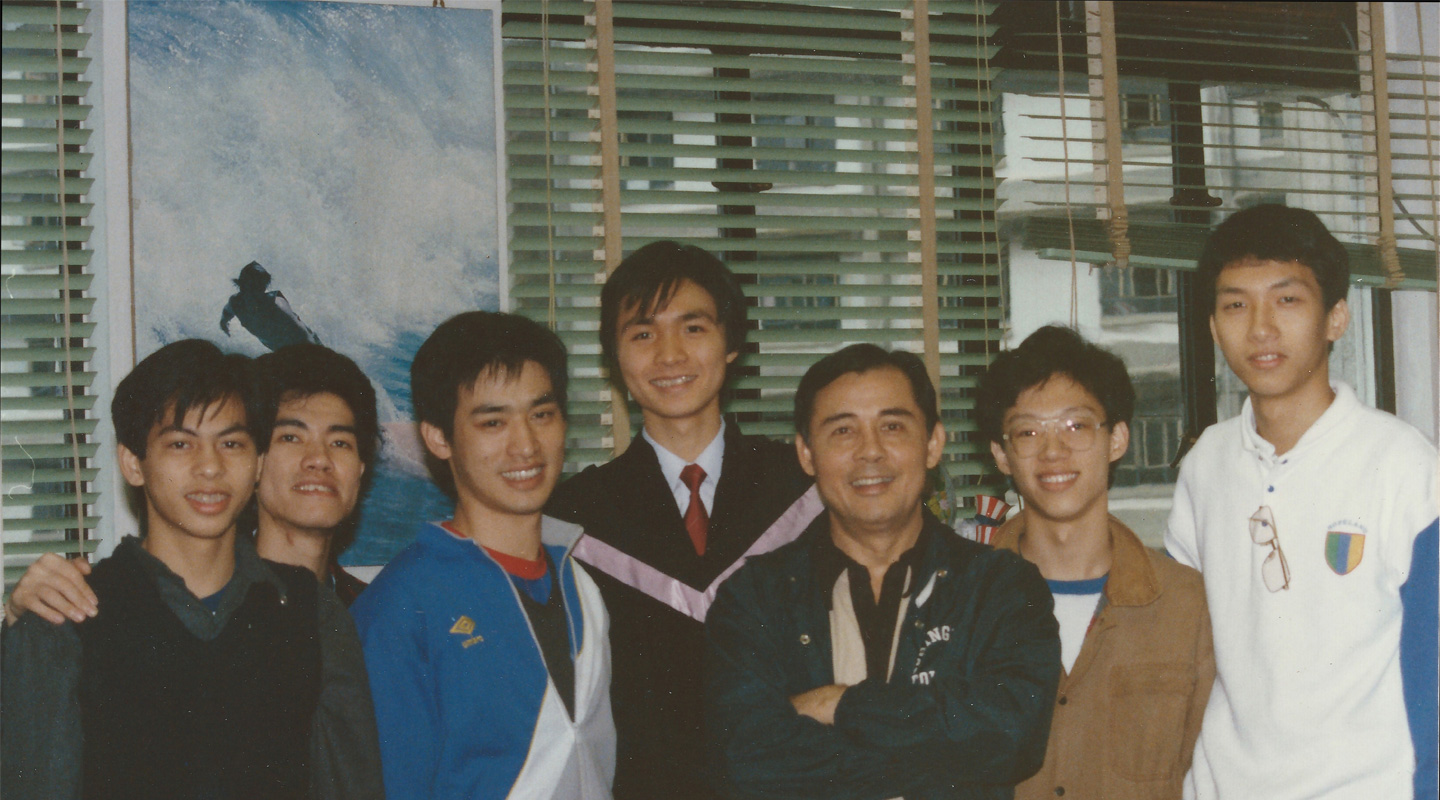 1985年畢業的鄭志豪（中）與其籃球隊隊友感情深厚