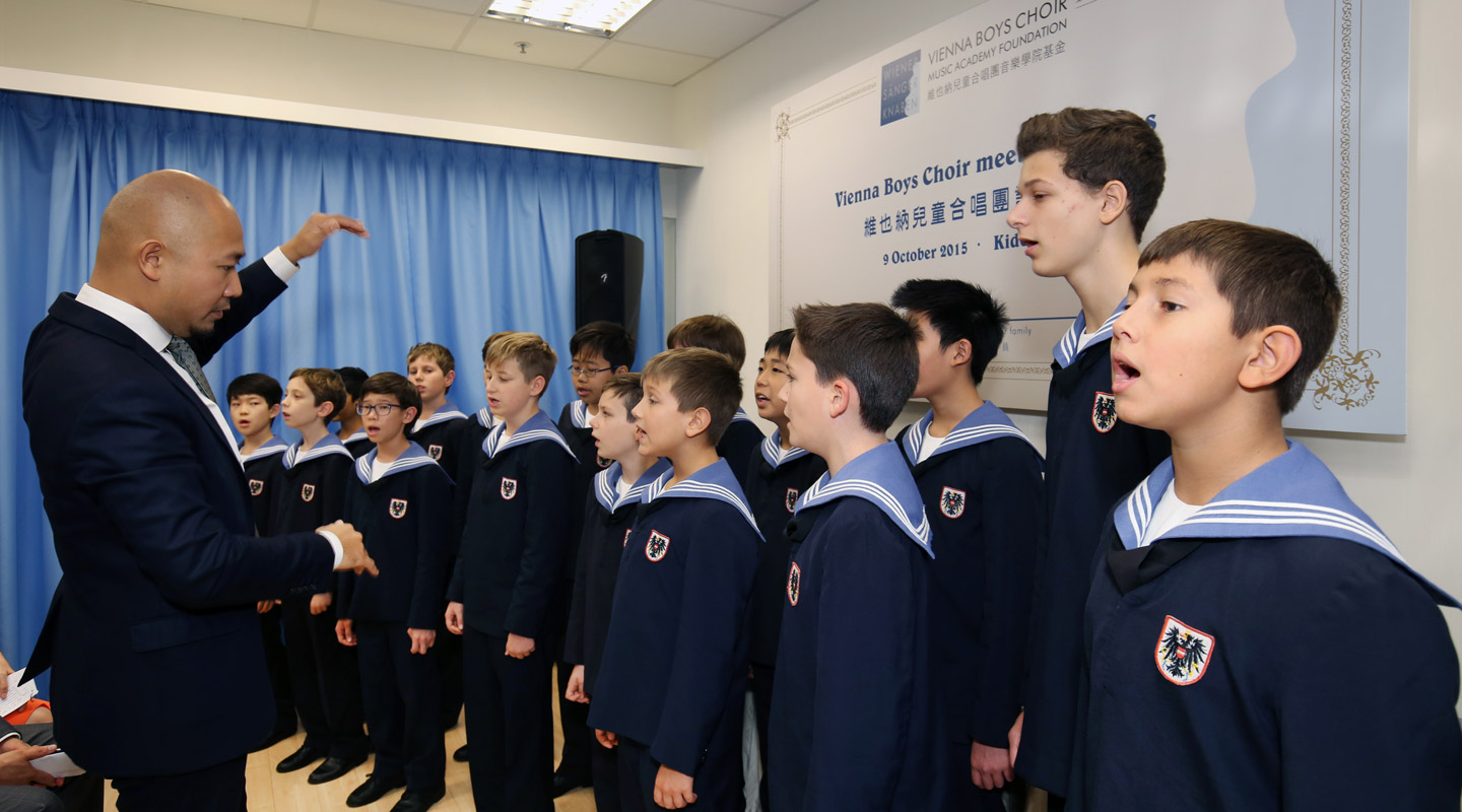 維也納兒童合唱團在其首名香港指揮曾智斌帶領下演出<em>（受訪者提供）</em>