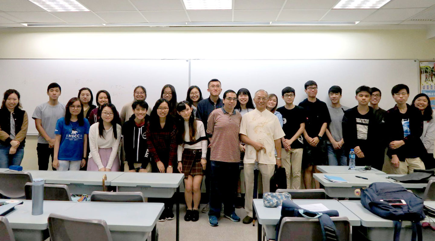 郭教授在中大教「漢語方言學」，邀請嘉賓講解圍頭話。雖然在週六舉行，但學生反應熱烈