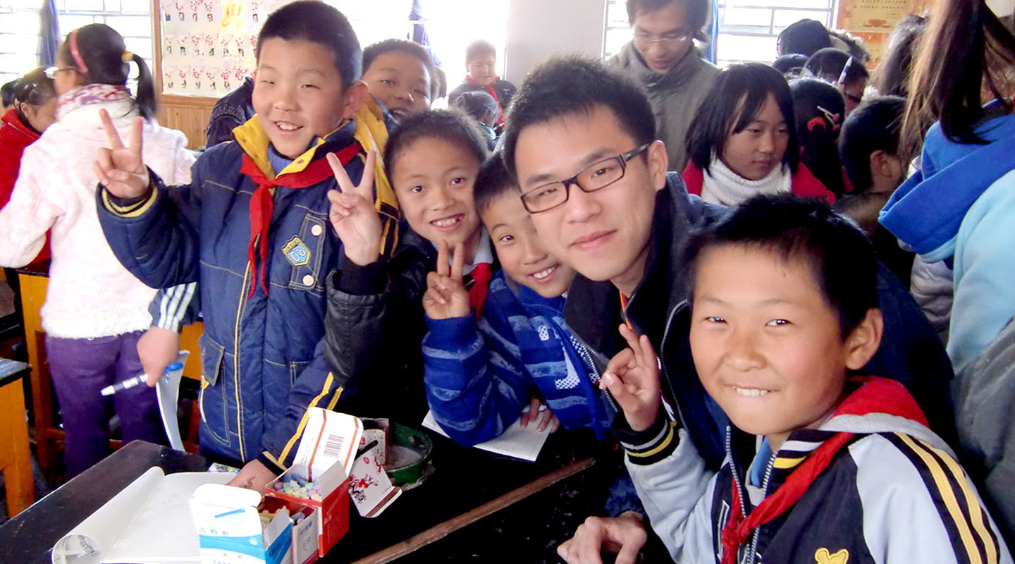 Mac Chan <em>(2nd right)</em> participating in a service project to teach the underprivileged children in a primary school in Yunnan <em>(courtesy of the interviewee)</em>