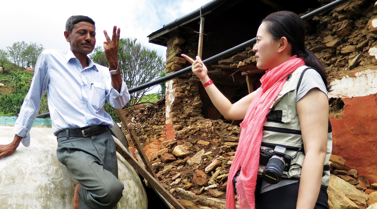 陳英凝教授於2015年6月在尼泊爾評估地震災情，村長及教師Topalo向她表示向當地孩子灌輸防災知識的決心