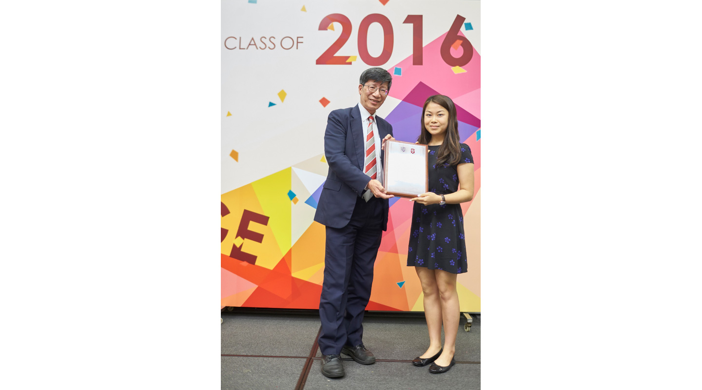 Prof.  Kenneth Young <em>(left)</em>, Founding Master of C.W. Chu College, presenting the <em>Cultus et  Beneficentia</em> Award 2016 to Carissa