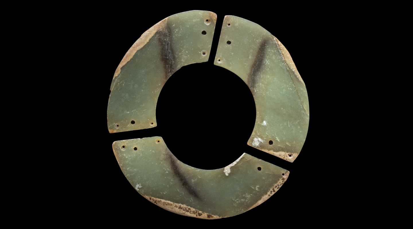 玉三璜聯璧<br>
新石器時代，直徑10.7厘米，高2.5–2.7厘米，寬8.6–9.3厘米，厚0.1–0.4厘米