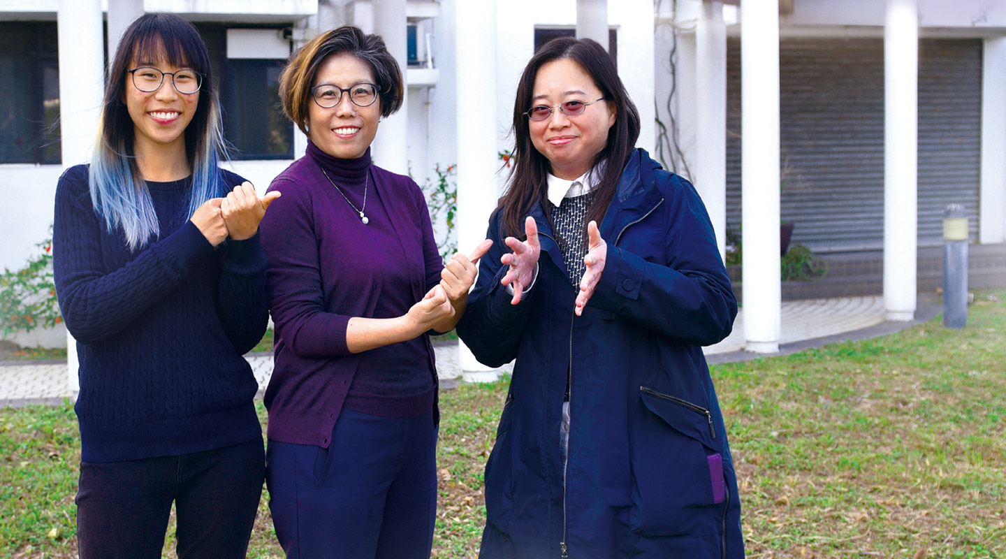 (from left) Kim, Prof. Gladys Tang and Prof. Felix Sze express ‘supporting sign language’ in sign language <em>(Photo by ISO Staff)</em>