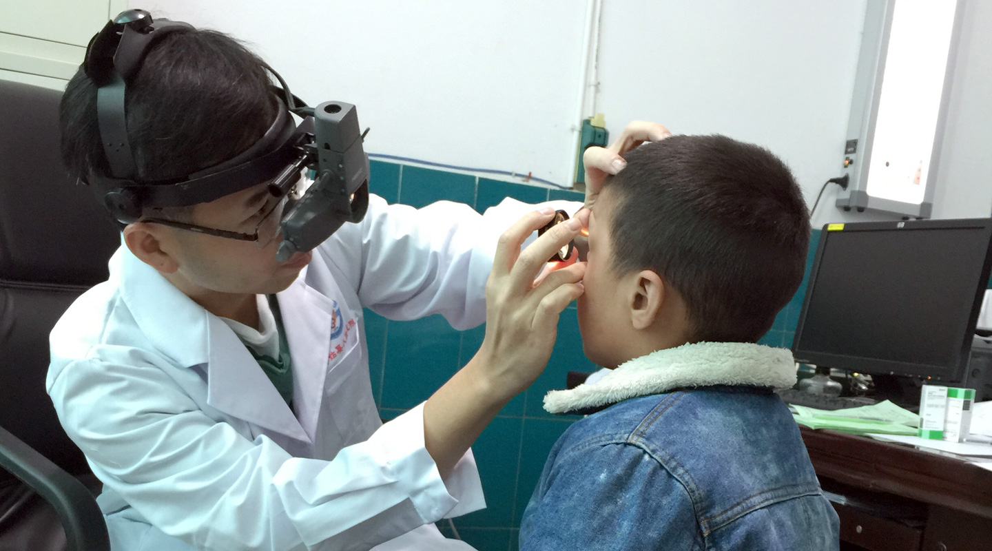 On weekends, Dr. Yam provides free examination for children from low-income families