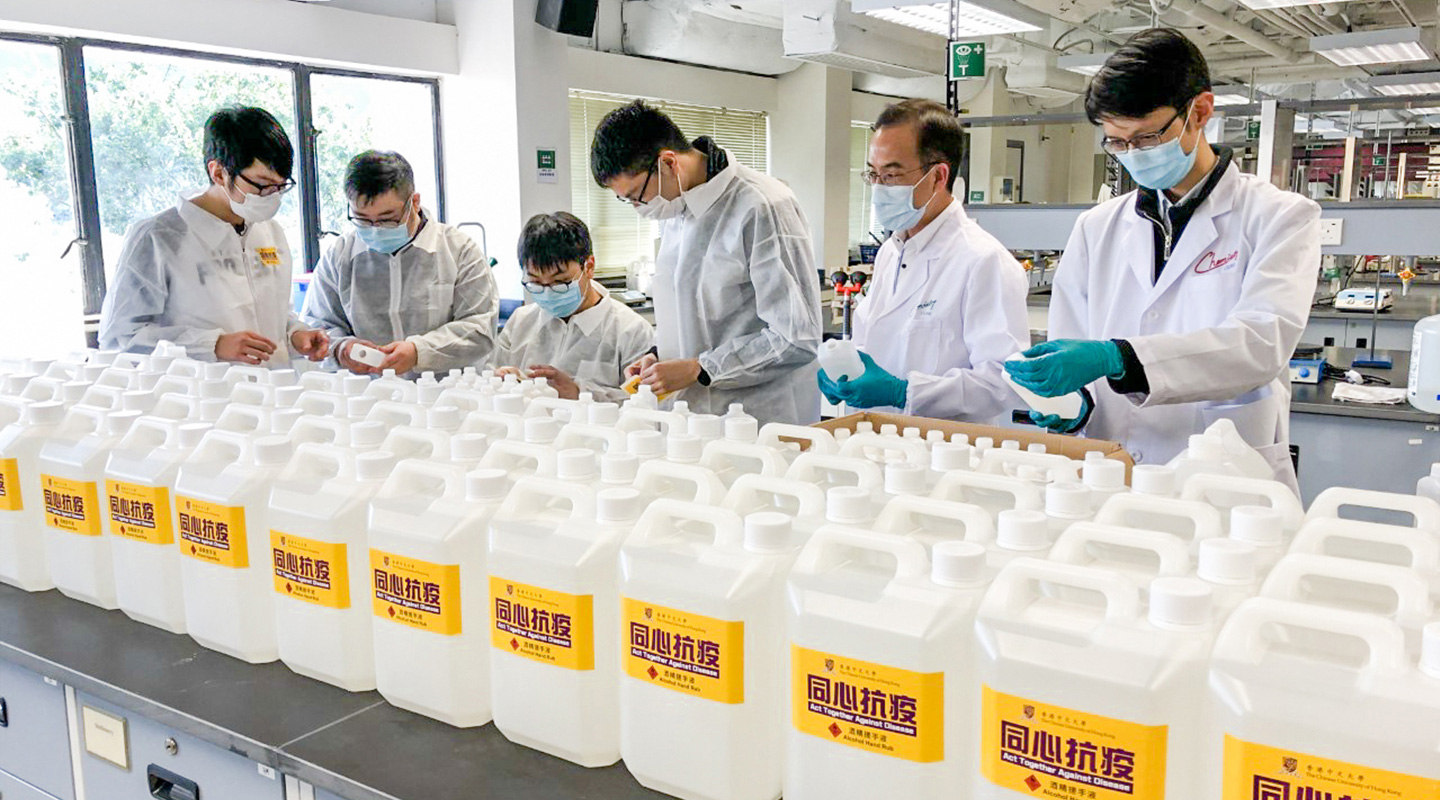 吳基培教授（右二）與楊英洋教授（右一）和一眾化學系學生在實驗室製作酒精搓手液
