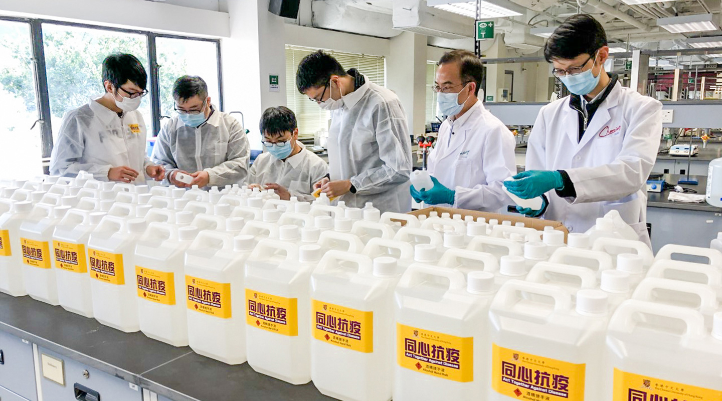 Prof. Dennis Ng (second right) making the alcohol-based handrubs together with Prof. Yeung Ying-yeung (first right) and Chemistry students