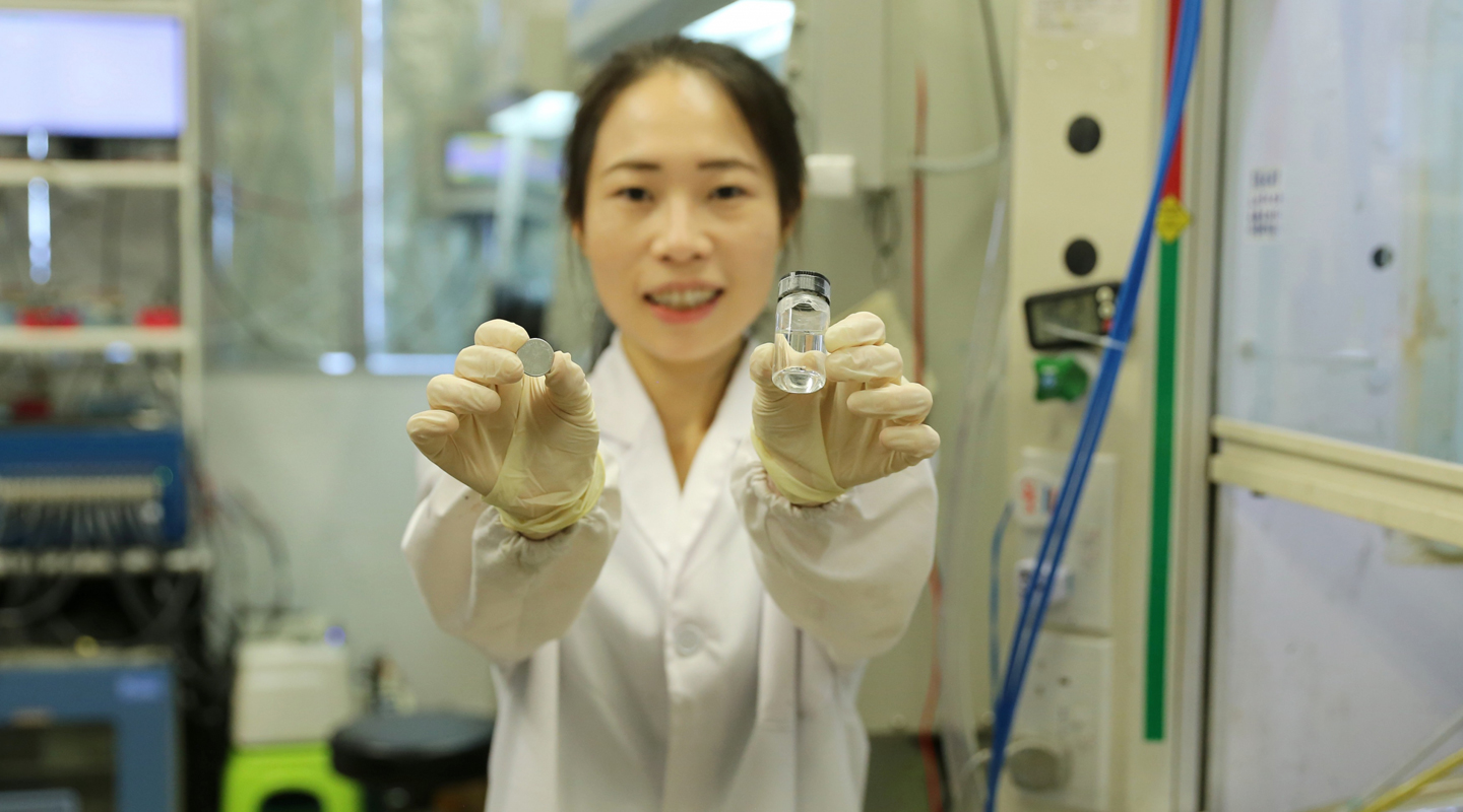 Prof. Lu Yi-Chun showcases her molecular crowding electrolyte and battery prototype