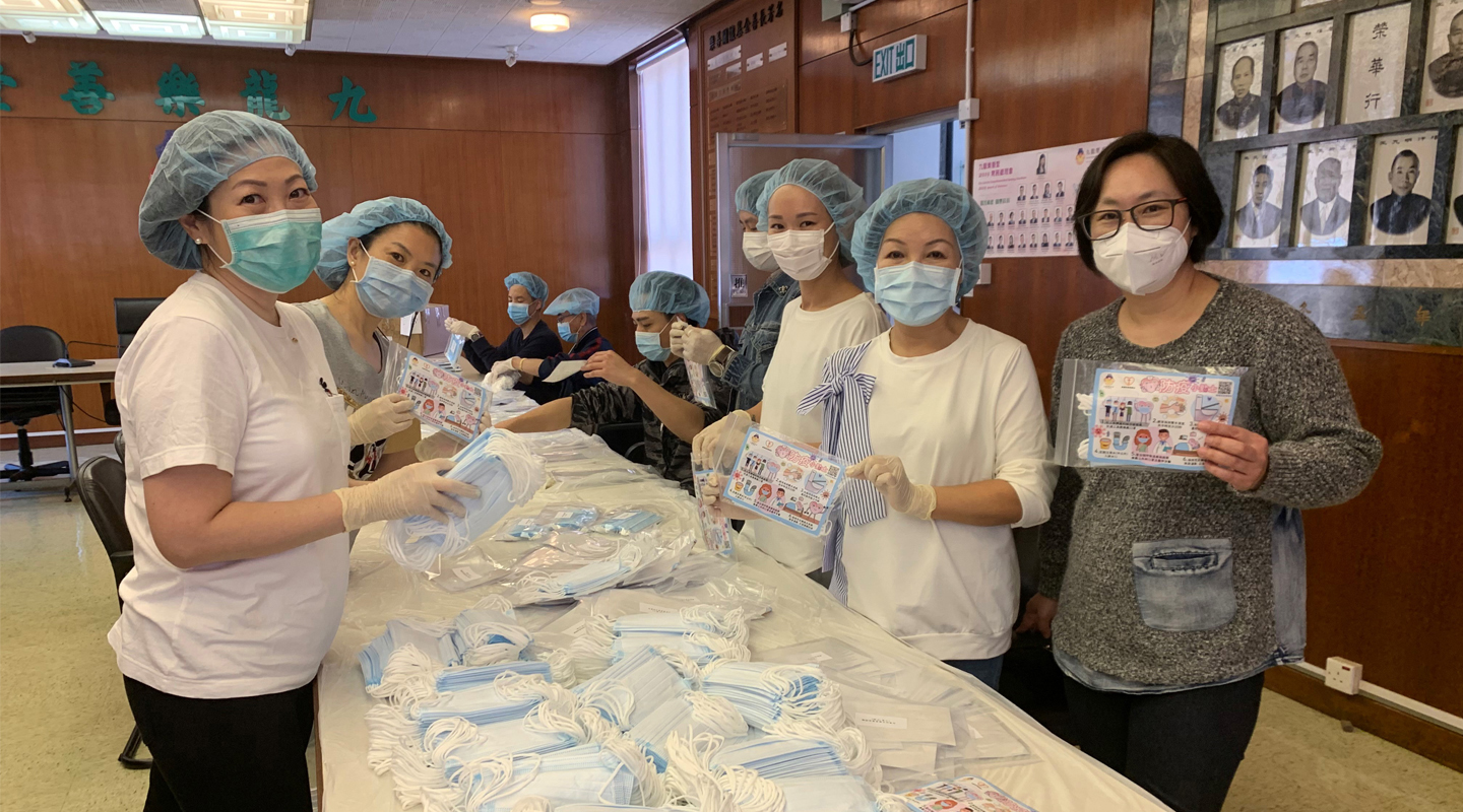 Alice <em>(rightmost)</em> and her crew work hard in distributing face masks to the public amidst the coronavirus pandemic <em>(courtesy of interviewee)</em>