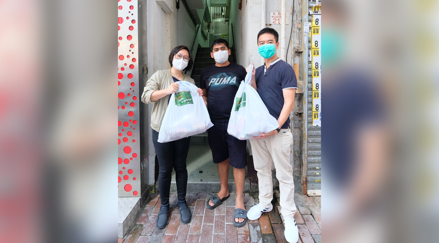 Alice <em>(1<sup>st</sup> on the left)</em> and her colleagues help dispensing daily supplies to people in need at Jordan, Kowloon<em> (courtesy of interviewee)</em>