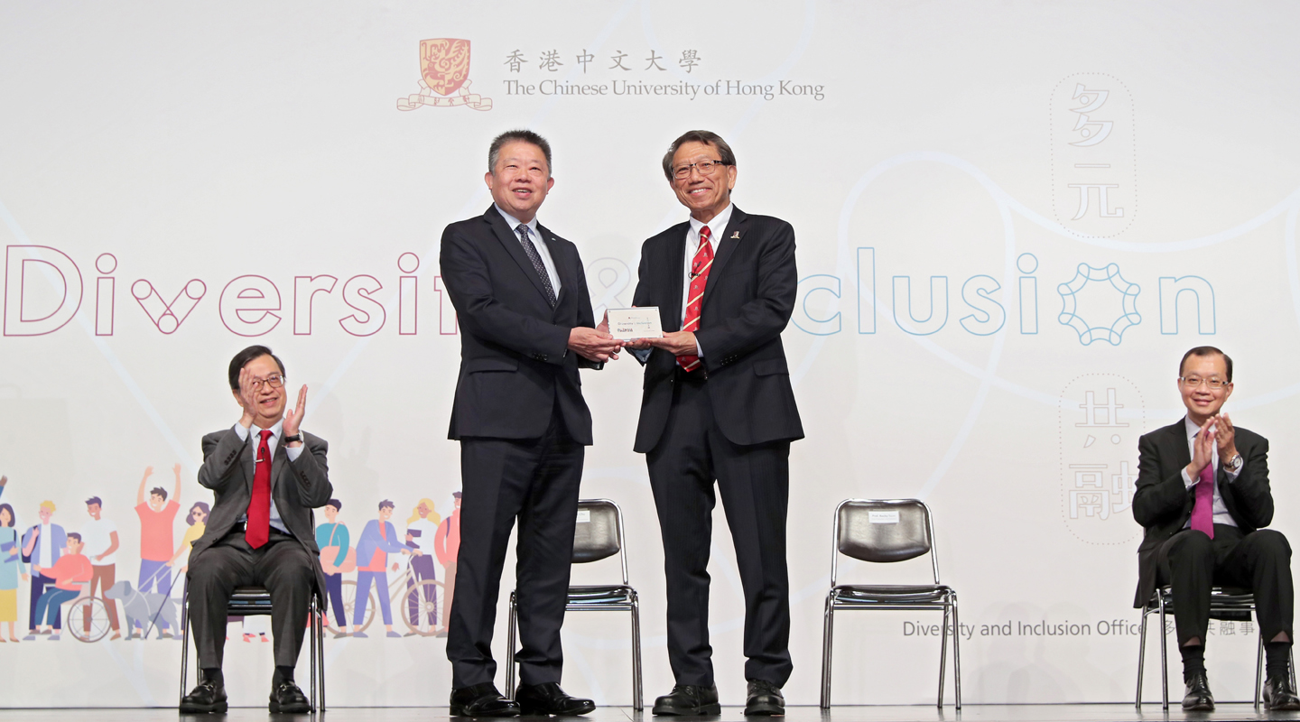 Prof. Rocky Tuan <em>(3rd left)</em> presenting a gift to Mr. Ricky Chu (<em>2nd left)</em>, chairperson of the Equal Opportunities Commission and guest of honour of the Diversity and Inclusion Week <em>(courtesy of Diversity and Inclusion Office)</em>