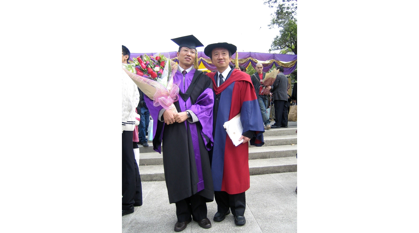 Professor Wen and Professor Hau <em>(right)</em> at the graduation ceremony