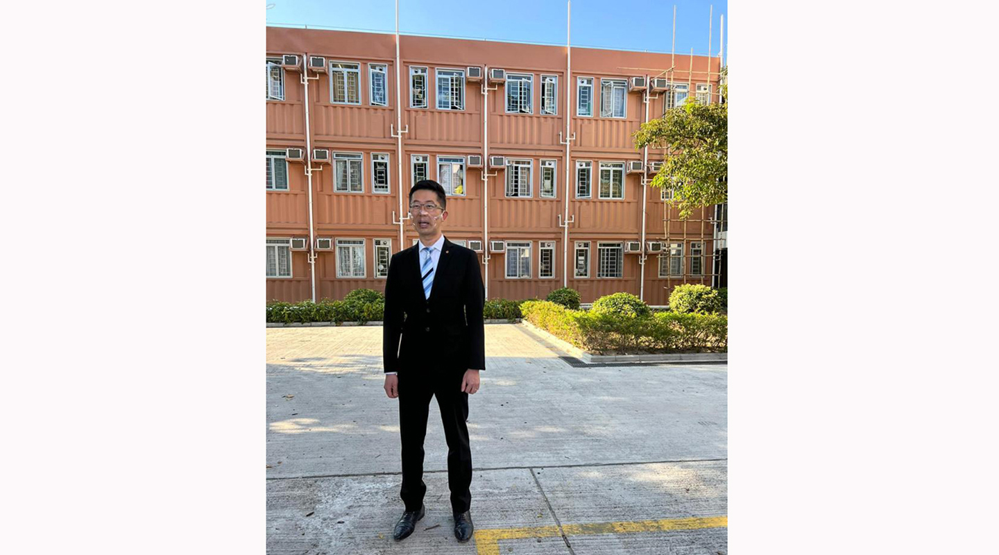 Site visiting the Lok Sin Tong modular social housing units at the junction of Sung Wong Toi Road and To Kwa Wan Road <em>(Photo courtesy of interviewee)</em>