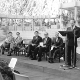 Dr. W. Szeto (standing) gifted ‘The Forum’ and ‘The Gate’ to the University