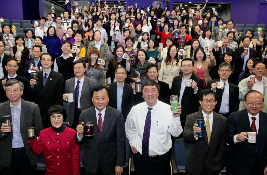2013年4月9日，綠色辦公室計劃（「綠識辦」）第二階段啟動慶祝會及「自備杯子」茶會，由校長沈祖堯教授主持儀式
