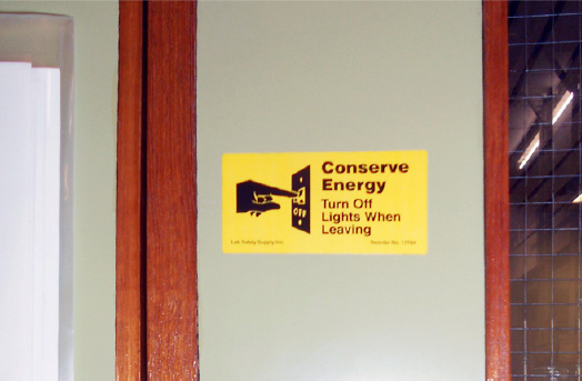 生命科學學院綜合設備室門上貼了告示，提醒使用者離開時關燈