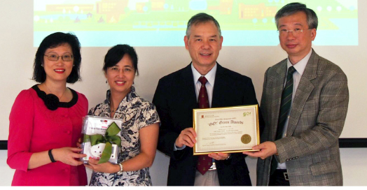 Prof. Fung Tung <em>(right 1)</em> and Ms. Vivian Ho <em>(left 1)</em> present 'GO!' Green Awards (overall category)  to Prof. Yam Yeung <em>(right 2)</em>, Acting Master of Lee Woo Sing College, and Ms. Alice Law <em>(left 2)</em>, College Secretary