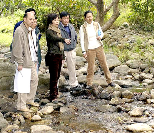 <em>Inspecting the Tung Chung River damaged by an infrastructural project with the then Secretary for Environment Sarah Liao</em>
