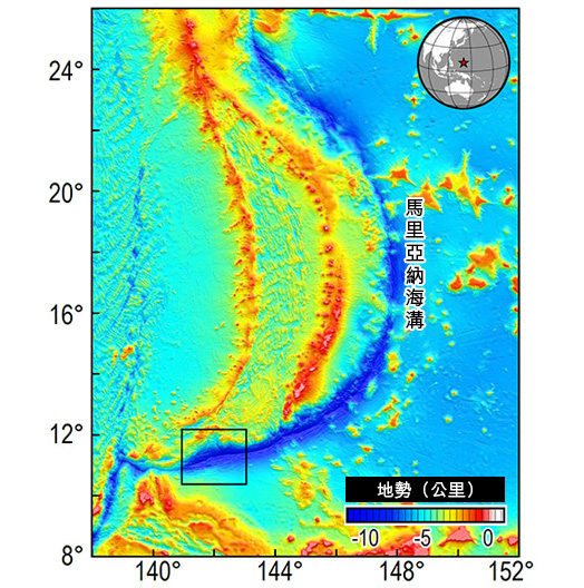 <em>圖2：馬里亞納俯衝帶的地點和形狀。格子所示是2017年將要進行的科學考察的目標區域。</em>