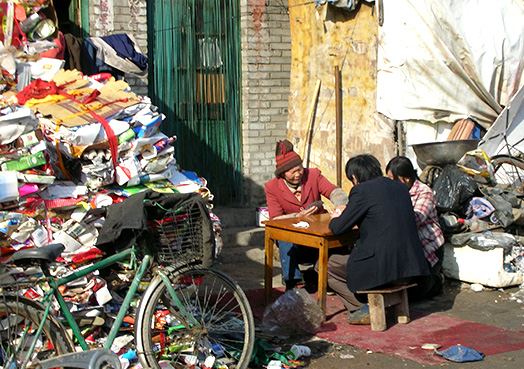 <em>Migrant workers living among the garbage lying around</em>