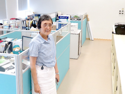 <em>Prof. Jean Woo shows the office’s second-hand cubicles. (Source: Institute of Ageing)</em>

