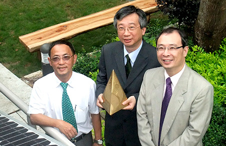 <em>馮教授手持2009年「香港環境卓越大獎」金獎，與當時的物業管理處處長譚必成先生</em>（左）<em>與朱利民教授</em>（右）<em>合照</em>